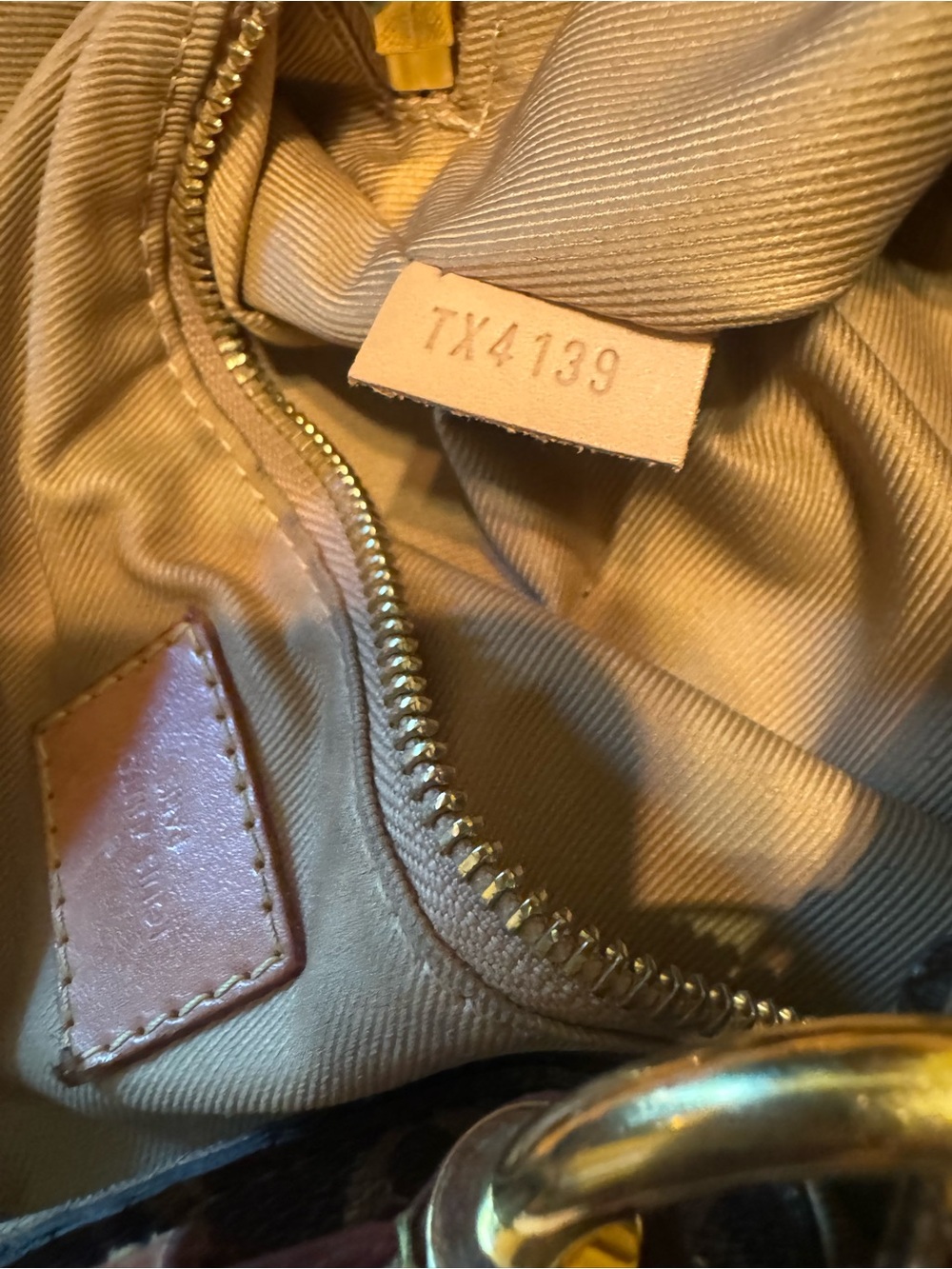 Authentic Louis Vuitton Graceful PM Shoulder Bag in Monogram canvas - Picture 7 of 11